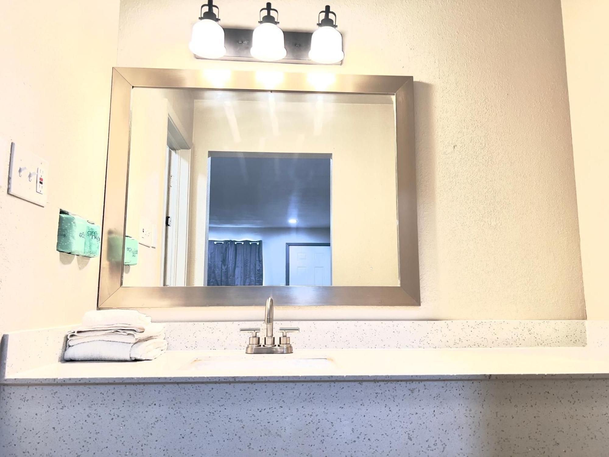 Economy Inn And Suites Tulsa Ngoại thất bức ảnh